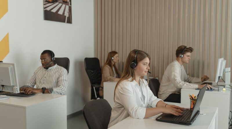 Jak radzić sobie z wysokim natężeniem połączeń w Twoim call center?