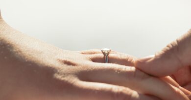 Złoty pierścionek jako prezent. Jak wybrać model idealny na każdą okazję?