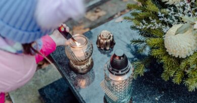 Znicze bożonarodzeniowe na cmentarz: co wybrać i czym się kierować?